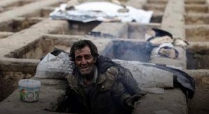 homme vivant dans une tombe