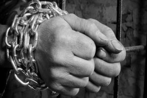 prisonnier enchainé iran