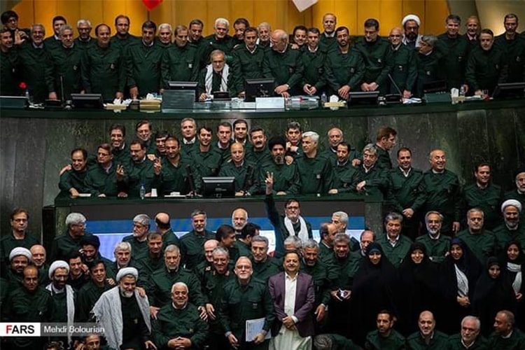 députes iraniens posent en uniforme des pasdarans iran