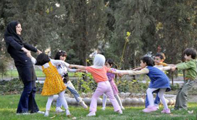 maitresse jardin enfants minorités religieuses iran