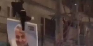 destruction affiche soleimani iran