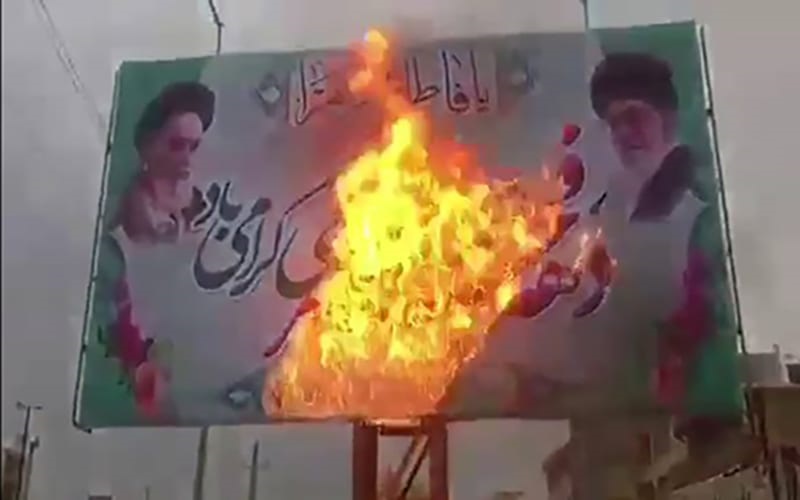 affiches en feu khamenei iran