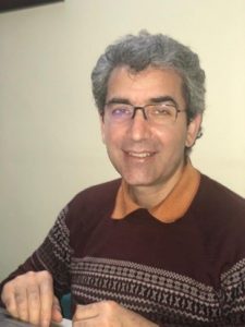 CSDHI – Touraj Amini est un écrivain et chercheur iranien de l'époque du Qajar et du mouvement constitutionnel. Il est également bahaï. Le régime l’a incarcéré le 29 janvier, pour purger une peine de six mois de prison. Les mollahs l’ont accusé de « diffusion de propagande contre le régime » par ses livres et ses recherches. Selon une source informée, depuis deux jours, la famille d'Amini ne sait pas où on l’a emmené : « Touraj est convoqué au tribunal judiciaire et révolutionnaire de Karaj le 29 janvier et transféré en prison à partir de là. Néanmoins, sa famille ne sait pas dans quelle prison. Elle suppose qu'ils l’ont transféré à la prison centrale de Karaj, la ville où il vit. » Les agents du régime ont emmené le chercheur en prison car l'épidémie du coronavirus se développe à nouveau dans la ville. Amini n'a pas eu le droit de prendre ses effets personnels avec lui. « Nous pensons que de telles restrictions ont été imposées en raison de l'épidémie du coronavirus. Ne prendre aucun effet personnel signifie que les prisonniers doivent tout acheter au magasin de la prison, qui est souvent au prix du marché », a déclaré la source à IranWire. Amini a écrit plusieurs livres dont « Documents from Contemporary Iranian Zoroastrians », « Reopening the Relationship between Babi and Baha'i Religions with Iranian Intellectuals », et « The Relationship Between Religious Minorities and the Iranian Constitutional Revolution. » Les autorités iraniennes l’ont condamné pour diffusion de propagande à cause de ces livres. Ces derniers concernent principalement les époques Qajar (1789 à 1925) et Pahlavi (1925 à 1979) et ils n'ont rien à voir avec les 42 ans d'histoire de la République islamique. Touraj Amini est né en 1968, à Karaj. Il est marié et a une jeune fille. Comme les autres Bahaïs, il n'avait pas droit à l'enseignement supérieur, tout comme sa fille de 23 ans. Elle est aujourd'hui interdite d'université. Les bahaïs iraniens poursuivent des études supérieures par le biais d'une université non officielle ou « clandestine » qu'ils ont organisée et qui s'appelle l'Institut bahaï pour l'enseignement supérieur. Mais Amini s'intéresse depuis longtemps aux bourses d'études et à la recherche. Son livre « Documents from Contemporary Iranian Zoroastrians », publié en 2001 par l'Organisation iranienne des documents, examine les documents zoroastriens depuis le règne de Nasser al-Din Shah Qajar jusqu'au milieu du règne du Shah Muhammad Reza Pahlavi. Ses deux autres livres ont été publiés en dehors de l’Iran. Le 5 août 2019, lors d’un incident précédent, des agents du ministère du renseignement se sont rendus à la maison d’Amini à Karaj. Ils ont fouillé sa maison pendant des heures puis ils ont confisqué son ordinateur portable, la plupart de ses livres et ses manuscrits. Plus tard, en juillet 2020, le tribunal révolutionnaire de Karaj, a condamné Amini à un an de prison et deux ans d'exil pour ses recherches. Le tribunal s’est basé sur l'article 500 au sujet de la propagande contre le régime. Mais la cour d'appel de la province d'Alborz a réduit la peine à six mois de prison et a levé les deux ans d'exil. En ce qui concerne l'argument de la cour concernant l'accusation de M. Amini, la source informée a déclaré « La raison de ces accusations est le contenu des livres de Touraj ... qui expliquent comment un génocide (celui des Bahaïs) a été perpétré pendant la période Qajar. Et comment il s'est poursuivi même pendant l'ère Pahlavi. La seule différence est que ce ne sont pas les responsables iraniens qui ont perpétré le harcèlement mais par des fanatiques religieux ... pour harceler les Baha'is. En fait, même si les livres sont de la propagande contre le régime, il s'agit de propagande contre les périodes Qajar et Pahlavi liées aux Bahaïs. Aucune propagande n'a été faite contre la République islamique parce que les livres sont écrits sur la période précédant la République islamique. » « Le jour où les gens sont venus fouiller ma maison », a écrit Touraj Amini dans une partie de sa défense, obtenue par IranWire et Journalism Is Not A Crime, « je leur ai demandé : Pourquoi prenez-vous les livres ? Ils ont répondu que les livres sont des outils criminels. ... Je ne comprends vraiment pas ce comportement qui consiste à prendre des livres personnels qui ... n'ont même pas de pertinence pour prouver le crime [présumé]. » Amini a lu sa défense au tribunal. Il a déclaré que les agents avaient confisqué tous les livres de sa bibliothèque, y compris sa Bible et son Ancien Testament, bien qu'ils aient laissé le Coran et la Mafatih al-Janan. « Sur mon étagère, le Saint Coran, l'Ancien Testament, la Bible, le Mafatih al-Janan et les livres de prières bahaïs étaient côte à côte. Et je ne sais pas pourquoi, en plus des livres de prières bahaïs, ils ont confisqué l'Ancien Testament, qui était précieux, ainsi que la Bible. Mais ils ont laissé le Coran et le Mafatih al-Janan ? Les livres de la Bible, de la Torah ou les livres de prières bahaïs, qui doivent adorer Dieu, sont-ils des instruments de crimes ? » La source ajoute qu’ils n’ont encore rendu aucun des livres. L'épouse d'Amini souffre de sclérose en plaques aiguë. Amini, qui s'occupe d'elle, va maintenant être emprisonné pendant six mois. « La femme de Touraj a besoin de soins particuliers et le plus inquiétant pour lui en prison est l'état de sa femme en son absence », a déclaré la source. Le neveu d'Amini, Iqan Shahidi, lors de l'annonce en ligne du transfert de son oncle en prison, a tweeté le 30 janvier. Il a écrit : « Quand ils m’ont libéré de prison après avoir donné des années, ils ont arrêté mon père, ma mère et ma tante. Puis, ce fut le tour de mon oncle et ma tante. Aujourd'hui, mon oncle, Touraj Amini, un historien du Qajar et du Mouvement constitutionnel, est allé en prison. L'histoire de notre famille est l'histoire de la plupart des familles bahaïs en Iran. » Critiquant les accusations, Shahidi a ajouté : « Touraj, qui était accusé de propagande contre le régime, avait dit au tribunal : Je suis un historien et mes livres et articles sont liés aux questions historiques de la période Qajar. Qu'est-ce que le pouvoir judiciaire a à voir avec l'exactitude de ce qui est pertinent pour l'histoire de Qajar ? Quel est le but de m'accuser de propagande contre le régime dans le cadre de mes recherches ? M. Shahidi a également déclaré que les actions du gouvernement visaient à éradiquer les Bahaïs d'Iran. « La pression croissante sur les Bahaïs d'Iran a plusieurs aspects : privation de l'enseignement universitaire, confiscation des biens, arrestations et emprisonnements généralisés, propagation de la haine dans les médias, réduction des pensions et refus de tous les emplois administratifs du gouvernement et de nombreux emplois de free-lance, etc. L'objectif est d'éradiquer la communauté Baha'i en Iran », a-t-il déclaré. La détention de citoyens bahaïs sur la base de fausses accusations est un fait récurrent dans la République islamique. Mais le procès d'un Bahaï pour avoir écrit des livres historiques qui n'ont rien à voir avec la République islamique est une nouvelle tournure d'une vieille tragédie. Source : Iran Press Watch