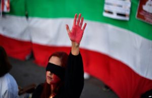 une-femme-leve-la-main-iran-manifestations-csdhi