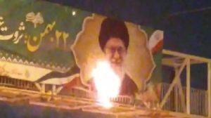 manifestants-iraniens brulent-des-affiches-de-la-rep-islamique-csdhi