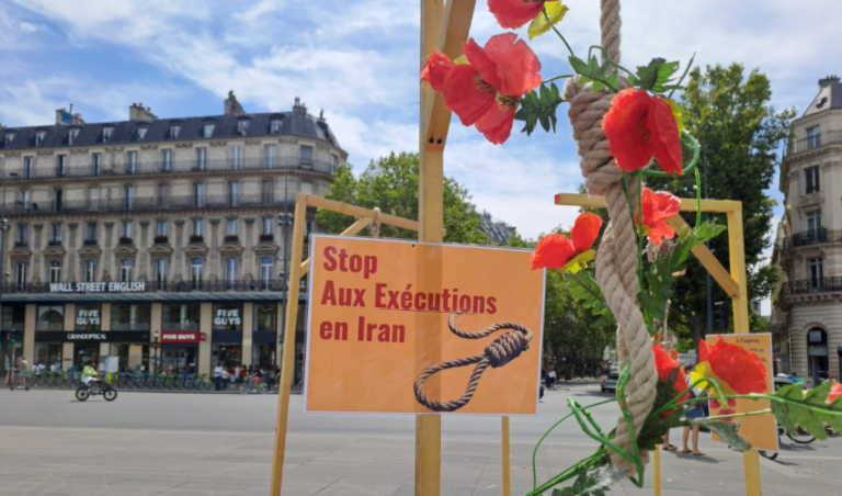 Paris – Place de la République : une exposition rend hommage aux victimes des exécutions politiques en Iran